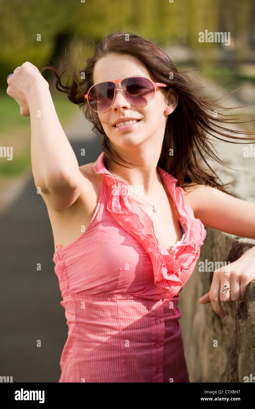 Portrait de la mode d'été jeune belle brunette posing outdoors. Banque D'Images