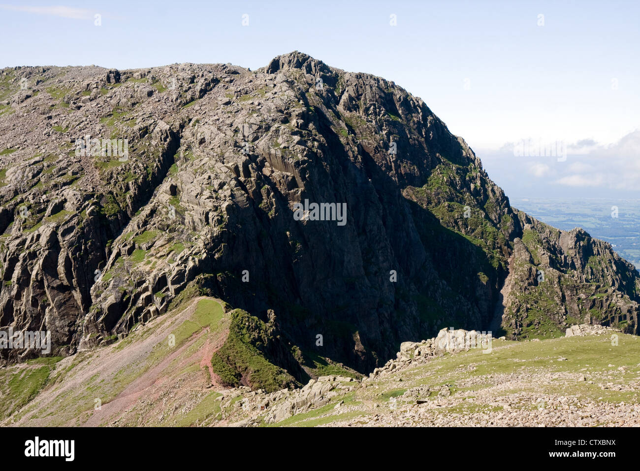 Au coeur de l'Angleterre, deuxième plus haute montagne, vu de Scafell Pike, avec Mickledore séparant les deux montagnes Banque D'Images