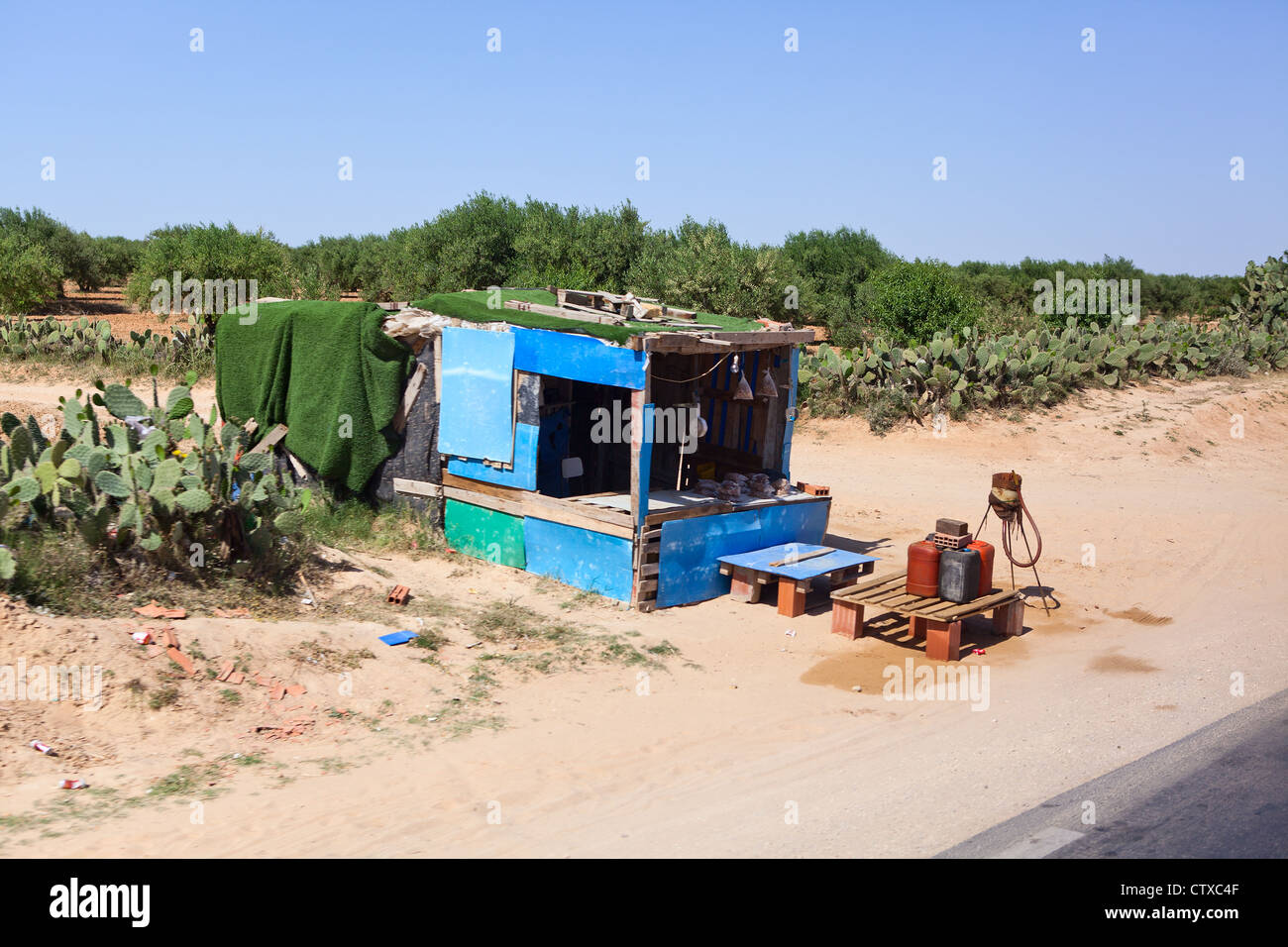 Stand pour le commerce illicite de l'essence sur l'autoroute de la Tunisie à la Libye, Tunisie Banque D'Images
