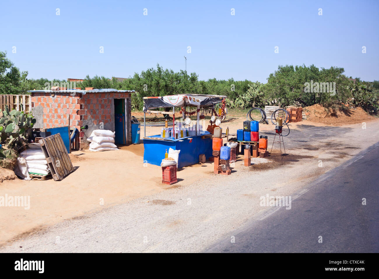 Stand pour le commerce illicite de l'essence sur l'autoroute de la Tunisie à la Libye, la Tunisie Ventes de carburant de gauche et poubelles hid Banque D'Images