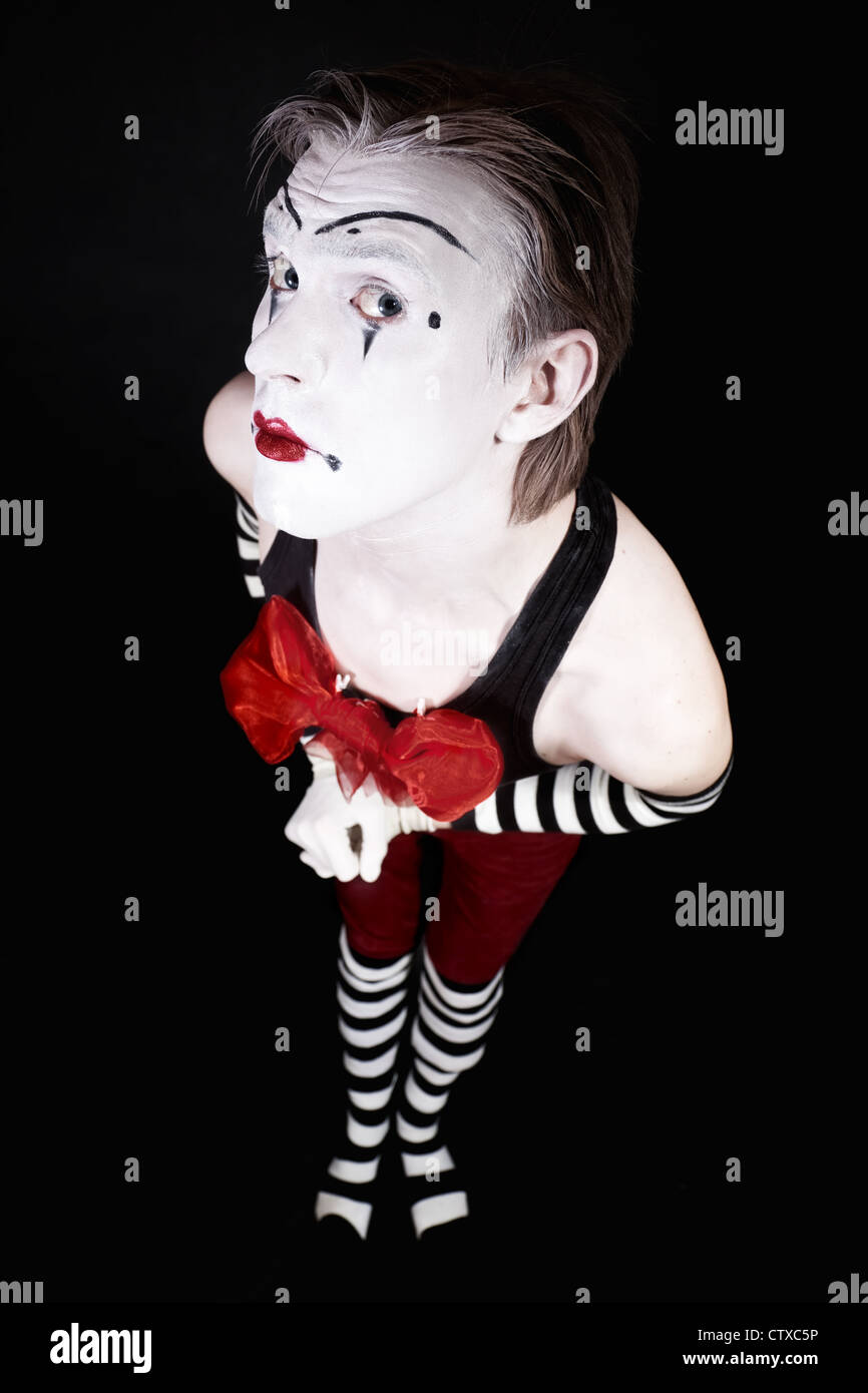 Drôle de théâtre clown avec big red bow on black background Banque D'Images