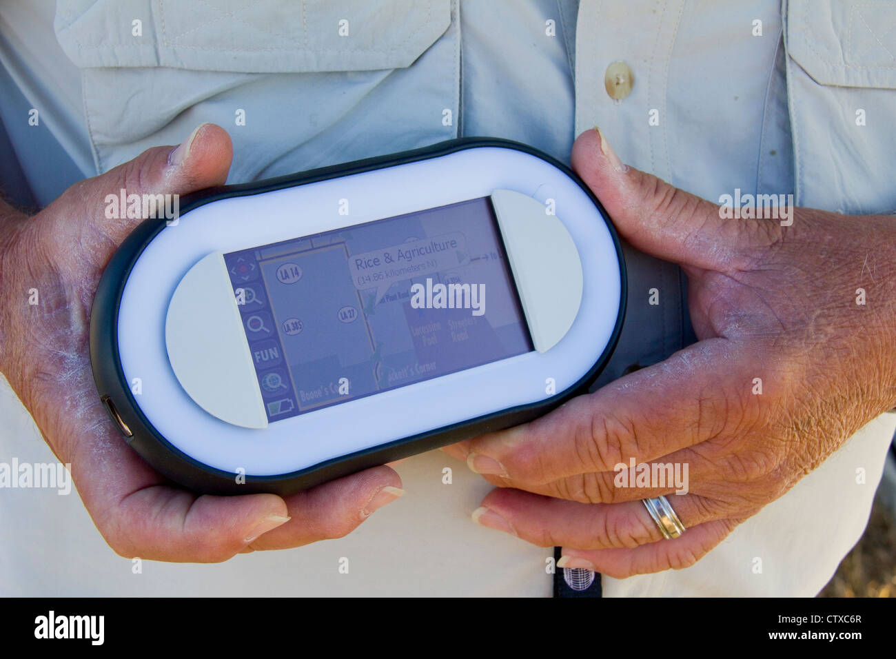 Guide Local Sam Faulk démontre un GPS de poche Ranger video tour appareil, Creole Nature Trail/All-American Road, LA, USA Banque D'Images