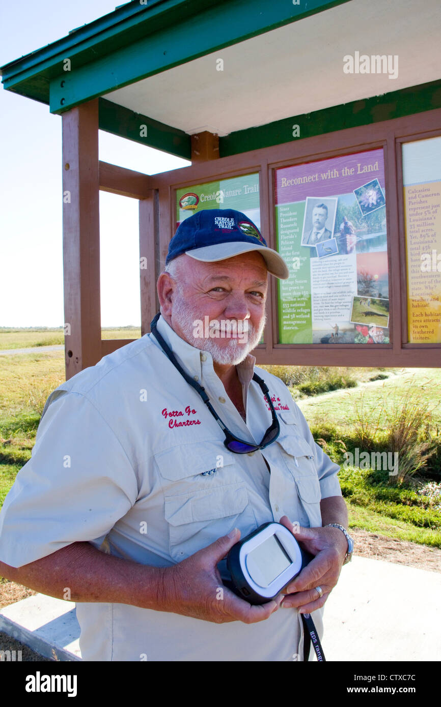 Guide Local Sam Faulk démontre un GPS de poche Ranger video tour appareil, Creole Nature Trail/All-American Road, LA, USA Banque D'Images