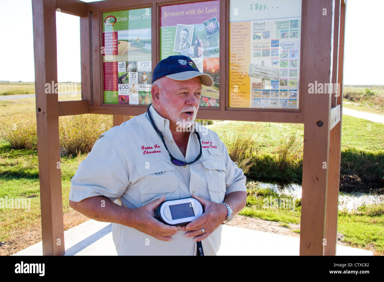 Guide Local Sam Faulk démontre un GPS de poche Ranger video tour appareil, Creole Nature Trail/All-American Road, LA, USA Banque D'Images