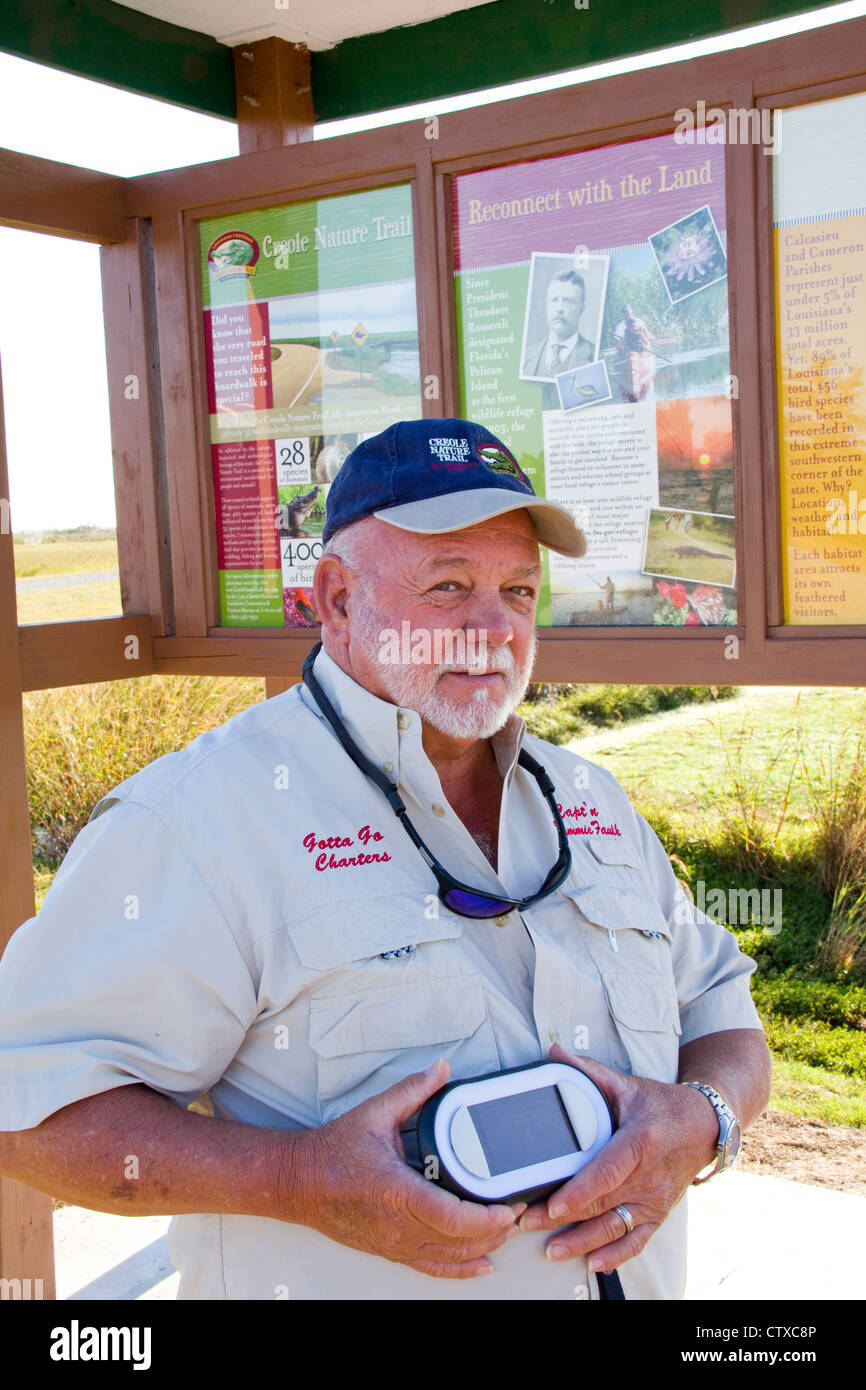 Guide Local Sam Faulk démontre un GPS de poche Ranger video tour appareil, Creole Nature Trail/All-American Road, LA, USA Banque D'Images