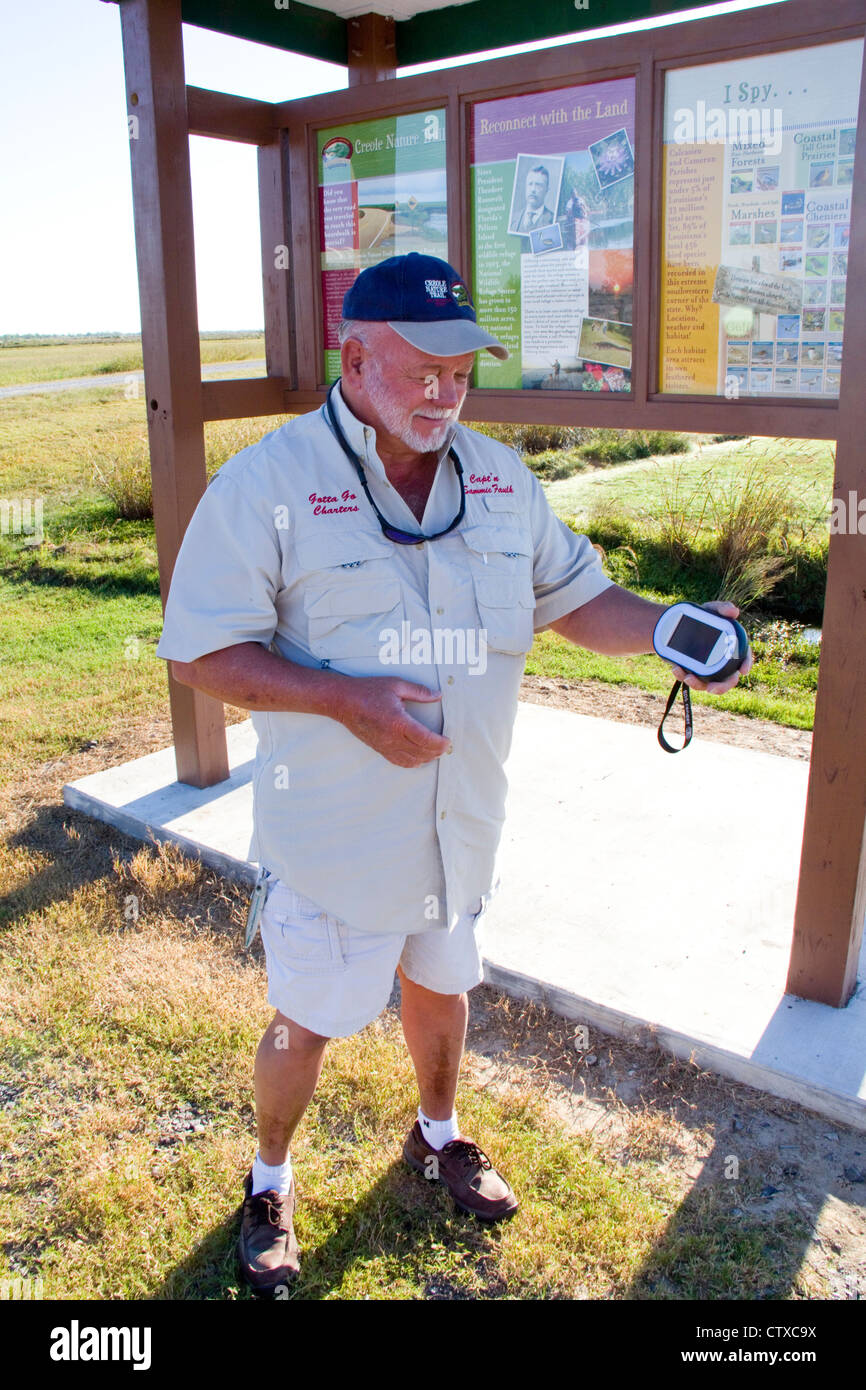 Guide Local Sam Faulk démontre un GPS de poche Ranger video tour appareil, Creole Nature Trail/All-American Road, LA, USA Banque D'Images