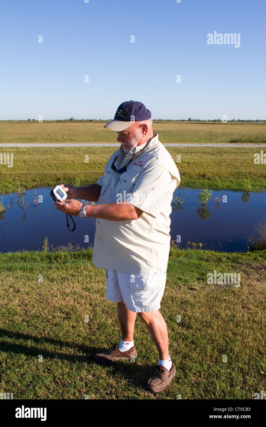 Guide Local Sam Faulk démontre un GPS de poche Ranger video tour appareil, Creole Nature Trail/All-American Road, LA, USA Banque D'Images