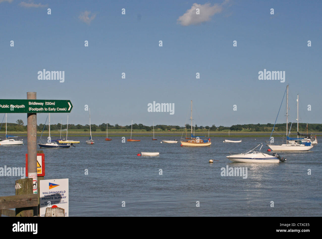 Bateaux amarrés sur la rivière Deben, à Martlesham, à 1,6 km de la Lune et Sixpence camping, Woodbridge, Suffolk Banque D'Images