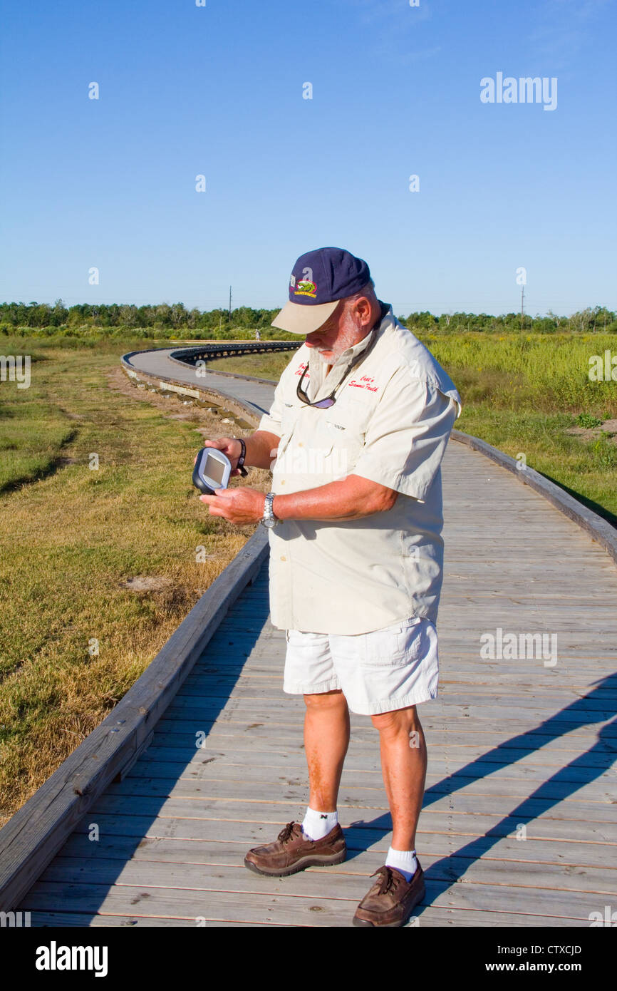 Guide Local Sam Faulk démontre un GPS de poche Ranger video tour appareil, Creole Nature Trail/All-American Road, LA, USA Banque D'Images