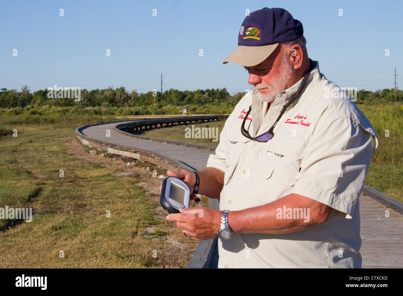 Guide Local Sam Faulk démontre un GPS de poche Ranger video tour appareil, Creole Nature Trail/All-American Road, LA, USA Banque D'Images
