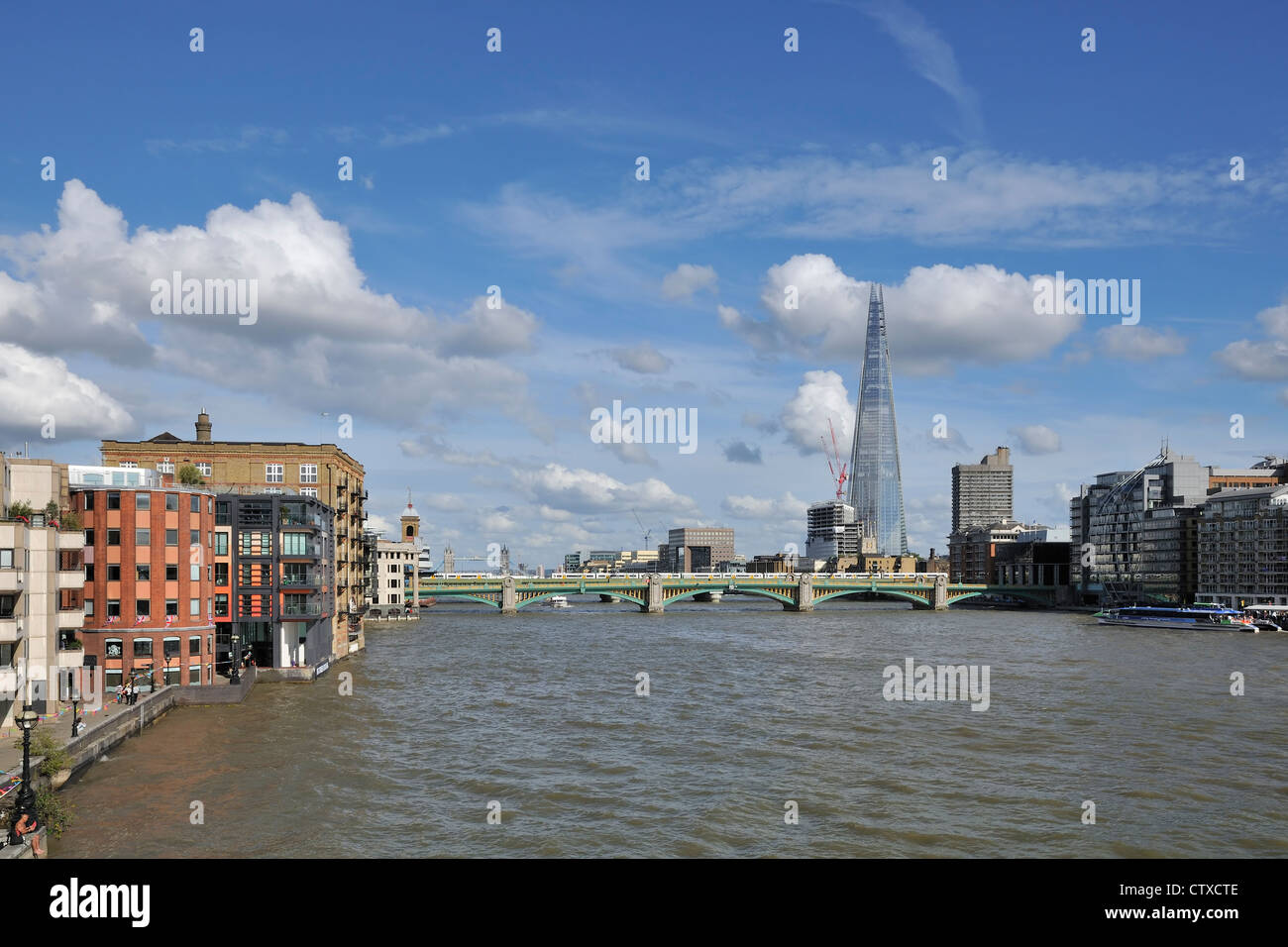 Londres et la Tamise, Royaume-Uni, regardant vers l'est vers Southwark Bridge et The Shard, en 2012 Banque D'Images Londres et la Tamise, Royaume-Uni, regardant vers l'est vers Southwark Bridge et The Shard, en 2012 Banque D'Images