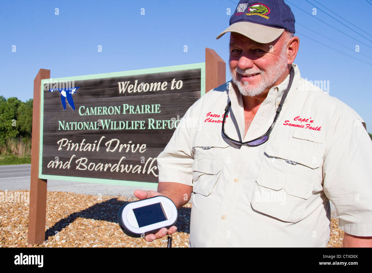 Guide Local Sam Faulk démontre un GPS de poche Ranger video tour appareil, Creole Nature Trail/All-American Road, LA, USA Banque D'Images