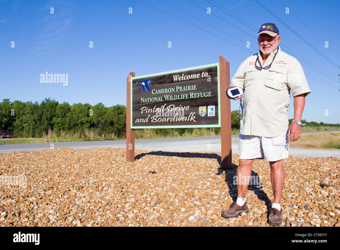 Guide Local Sam Faulk démontre un GPS de poche Ranger video tour appareil, Creole Nature Trail/All-American Road, LA, USA Banque D'Images