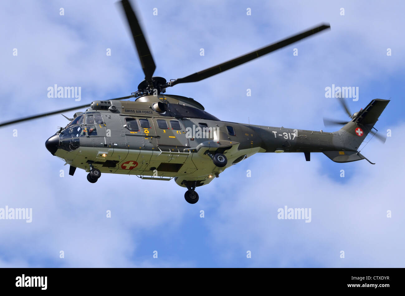 Aerospatiale E89 Super Puma exploités par les forces aériennes de l'approche à l'atterrissage à RAF Fairford Banque D'Images