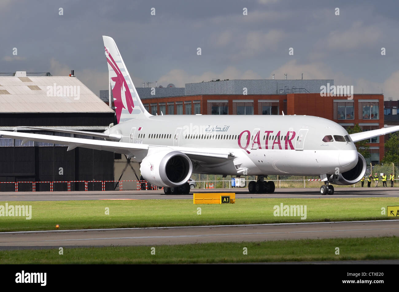 Qatar Airways Boeing 787 dans l'attente de son emplacement d'affichage au salon Farnborough International Airshow 2012 Banque D'Images