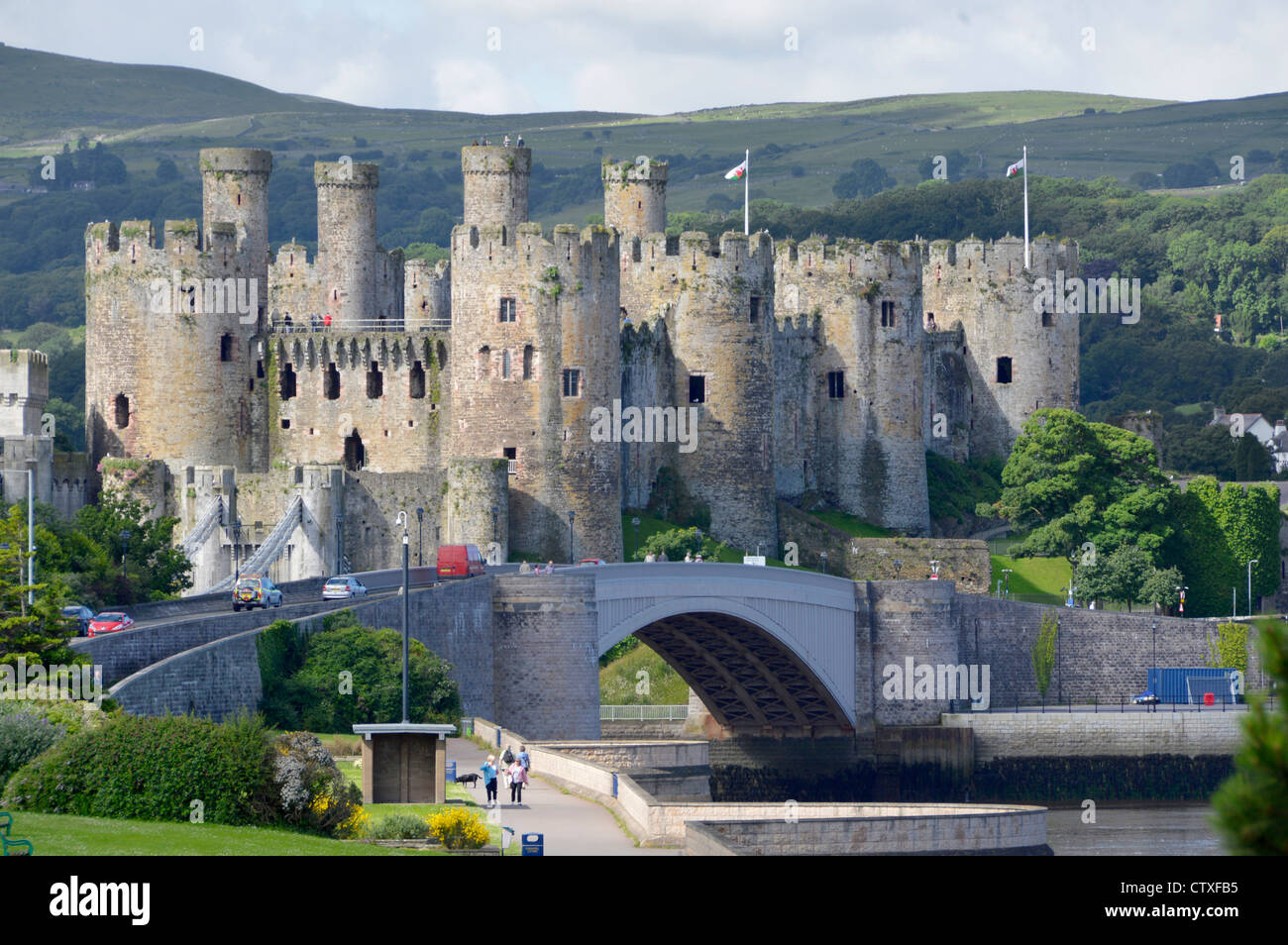 Site du patrimoine mondial de l'UNESCO classé Grade I Bâtiment historique médiéval tours en pierre du château de Conwy et pont routier moderne sur la rivière Conwy Nord du pays de Galles Banque D'Images