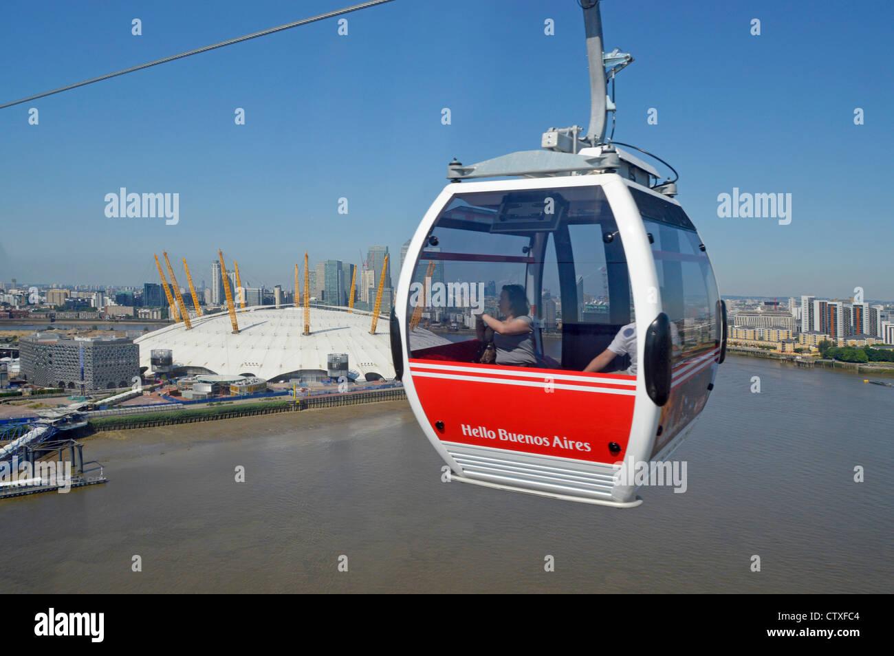 Emirates Air Line parrainé avec téléphérique gondola Bonjour Buenos Aires la publicité sur panneau rouge crossing River Thames Banque D'Images