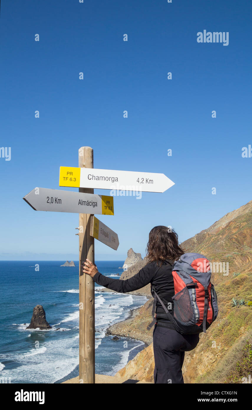 Female hiker près de sentier panneau donnant sur Roques de Anaga au parc rural d'Anaga de Benijo sur Tenerife, Canaries, Espagne Banque D'Images