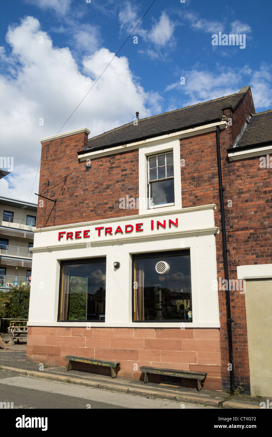 L'Accord de libre-échange Inn pub donnant sur la rivière Tyne à Byker, Newcastle upon Tyne, Angleterre, Royaume-Uni Banque D'Images