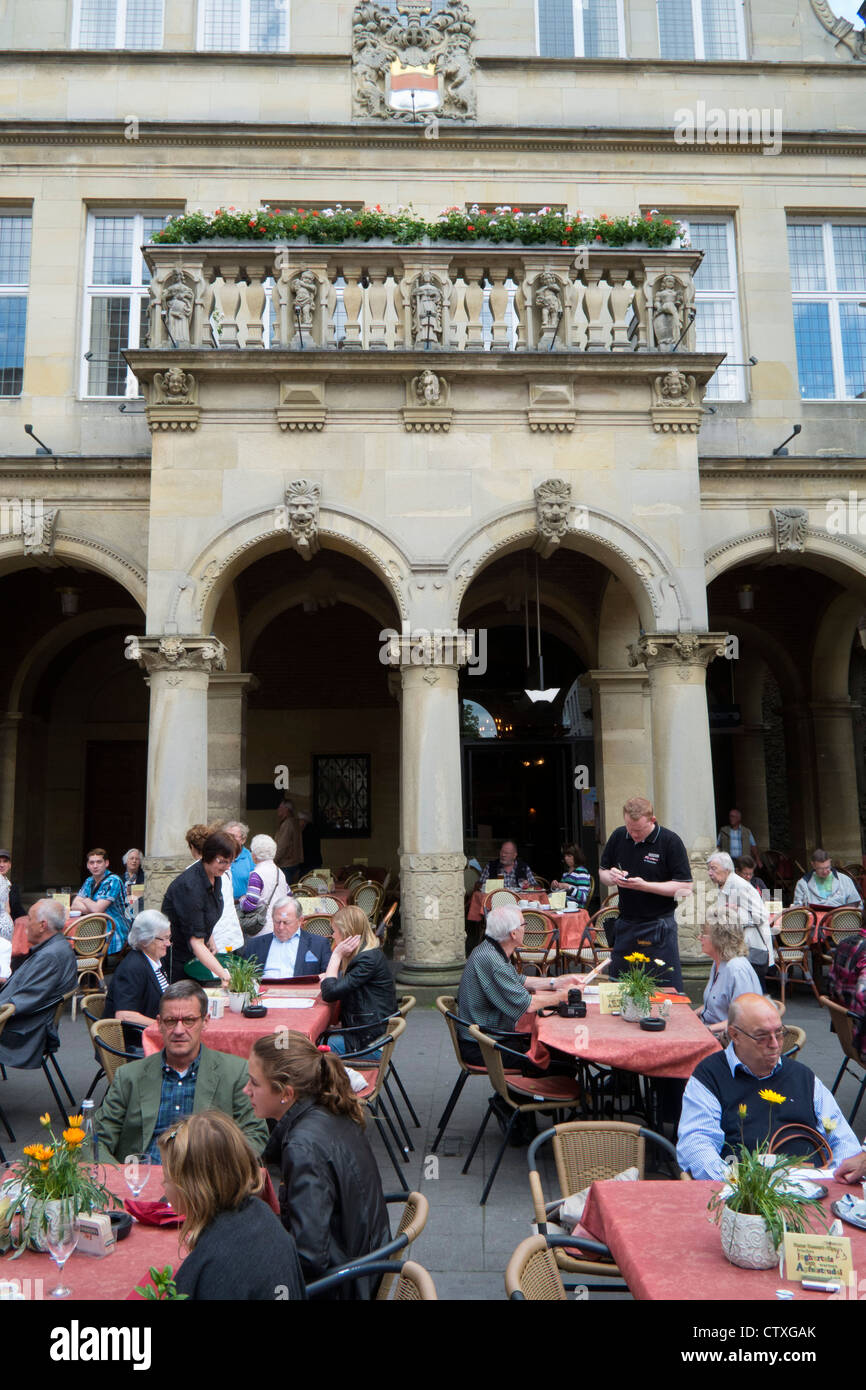 Rue animée café sur place Prinzipalmarkt, dans le centre de Munster en Allemagne Banque D'Images