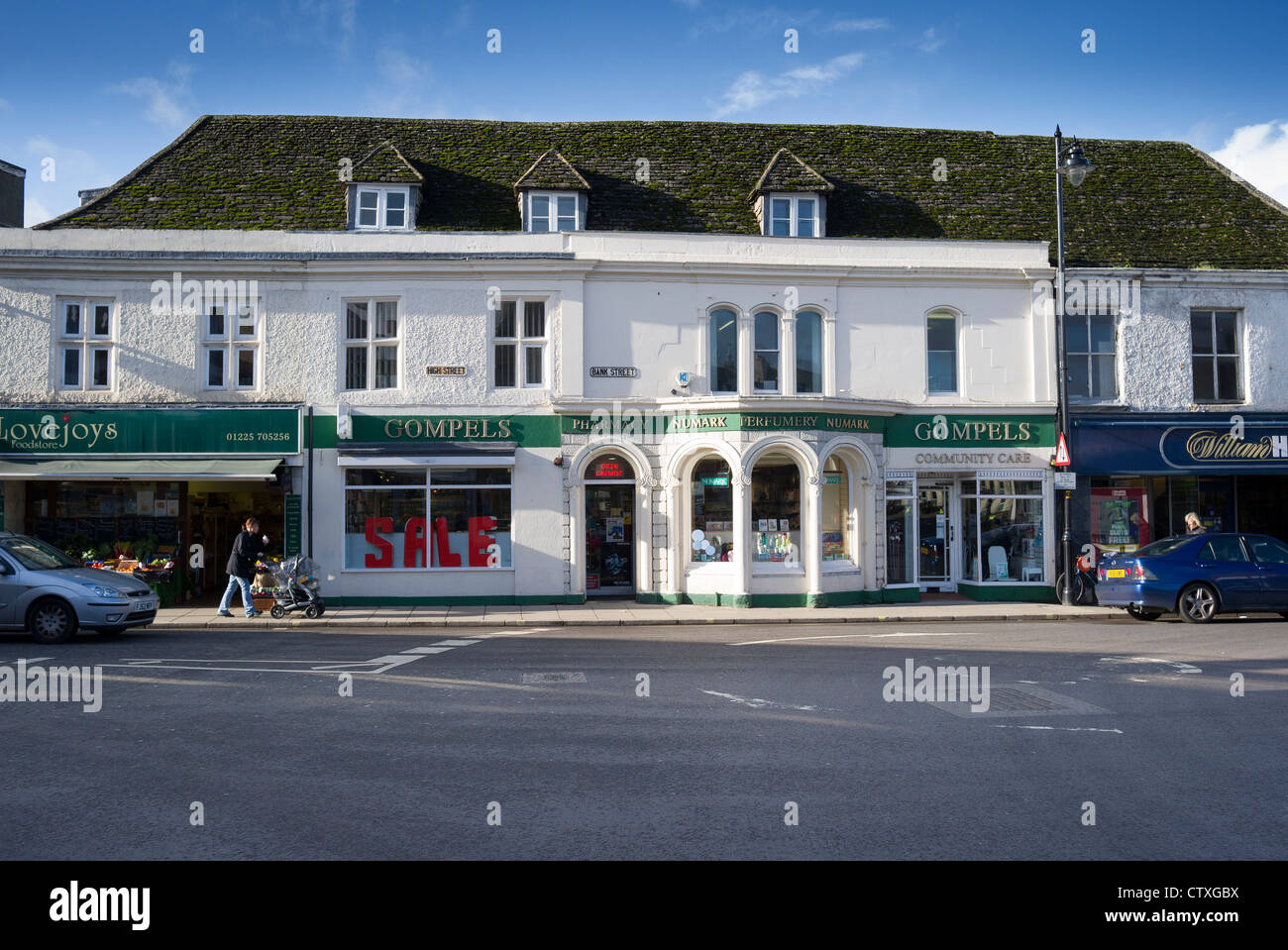 Une terrasse à front blanc de magasins à Melksham town UK Banque D'Images
