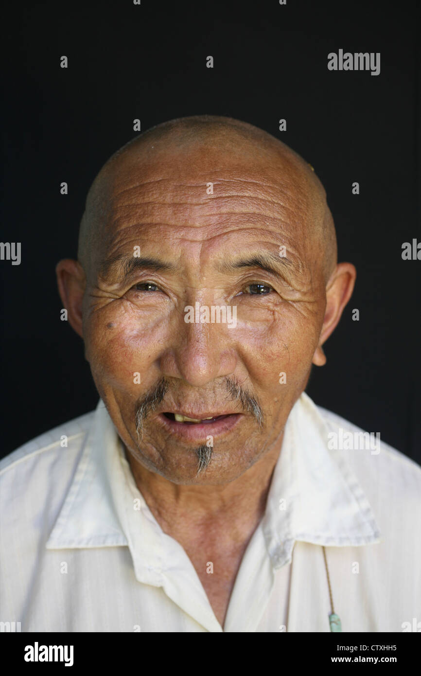 Age man close up mustangs face portrait f tibétain. Banque D'Images