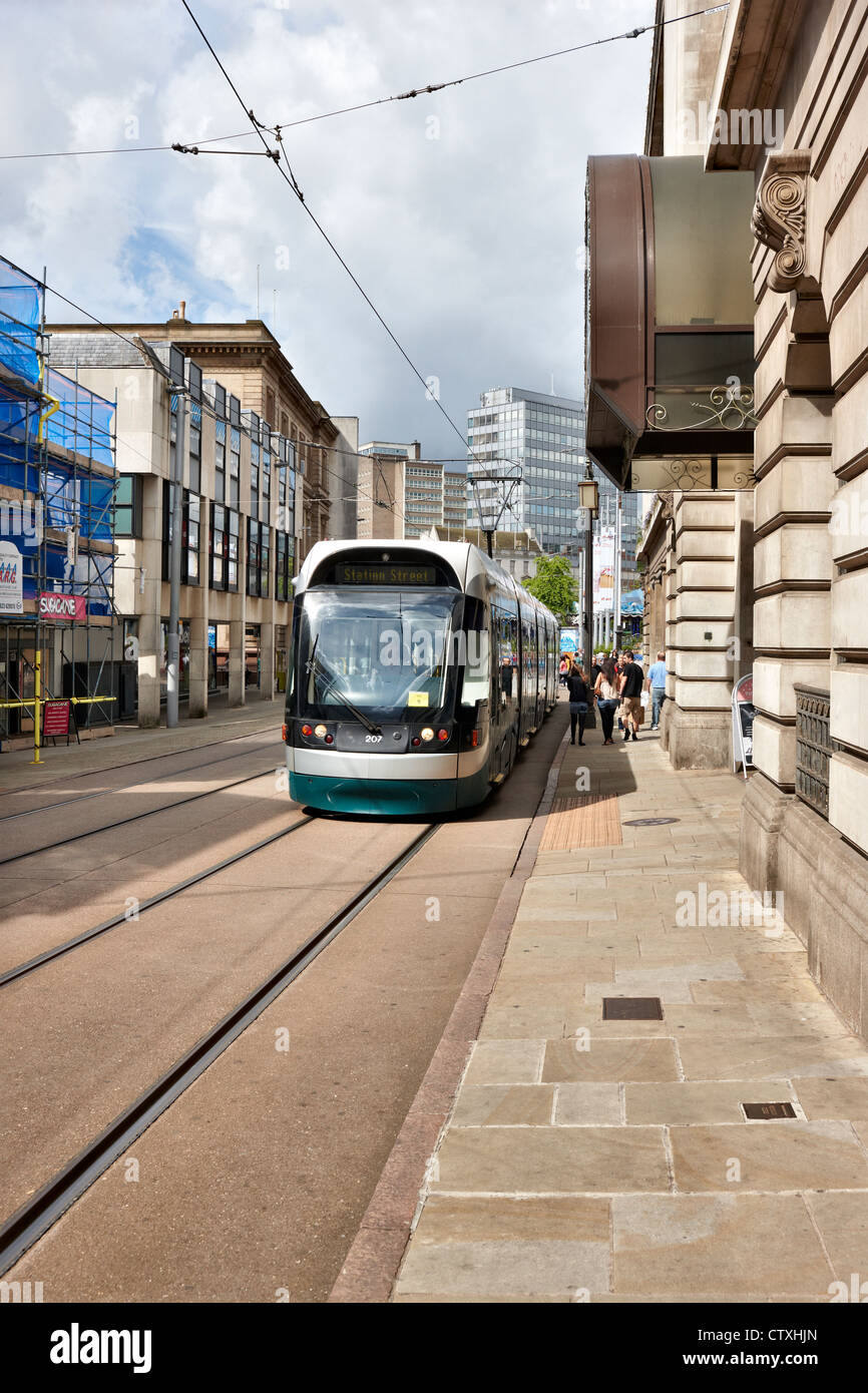 Un tramway de Nottingham sur South Parade, le centre-ville de Nottingham UK Banque D'Images