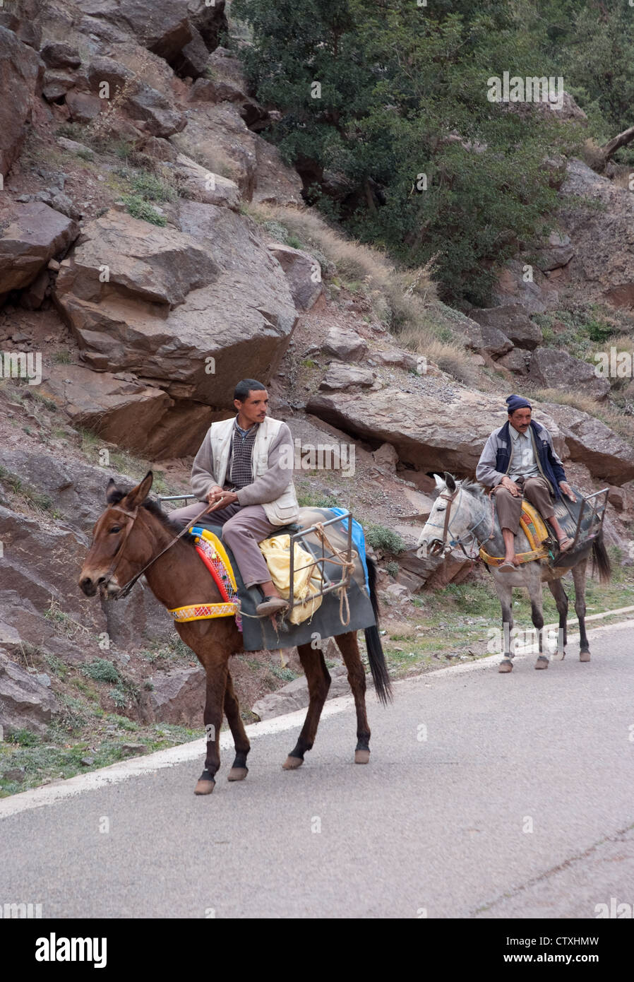 Deux villageois berbères à cheval dans les montagnes du haut atlas au Maroc Banque D'Images