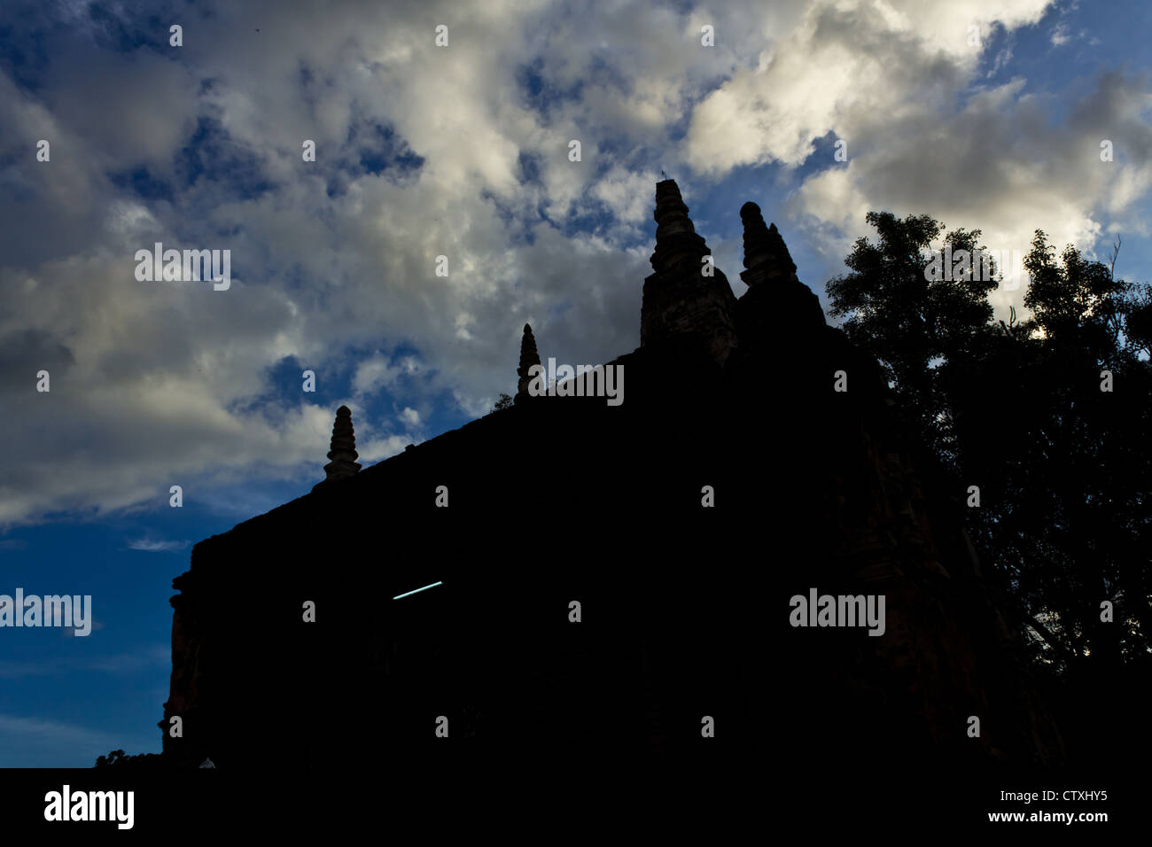 Silhouette de la Pagode antique avec bleu et ciel nuageux en arrière-plan. Banque D'Images