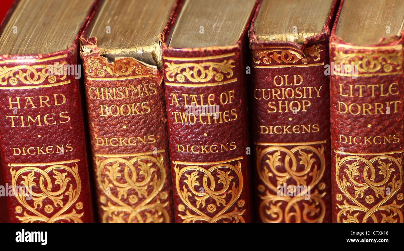 Vieux livres reliés en cuir les œuvres de Charles Dickens Banque D'Images