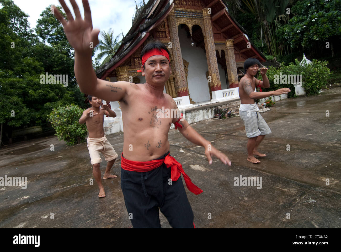 De Tik. Professeur de danse traditionnelle. Luang Prabang, Laos. Le Sak Yan (protection tatouages) tradition dans le Laos est beaucoup diminuer Banque D'Images