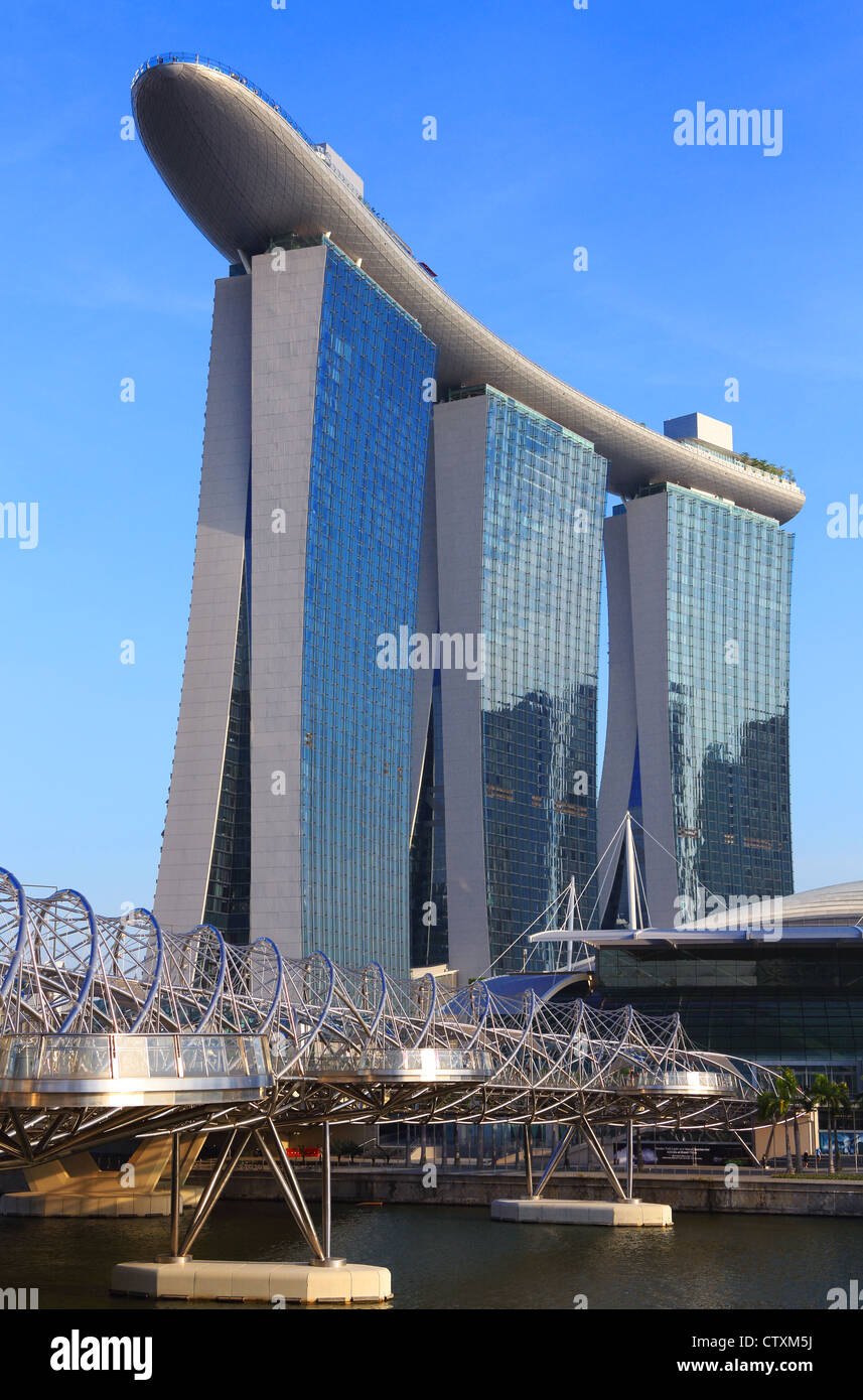 Helix pont menant à Marina Bay Sands et Skypark, luxe cinq étoiles, l'hôtel, casino et shopping complex à Marina Bay. Banque D'Images