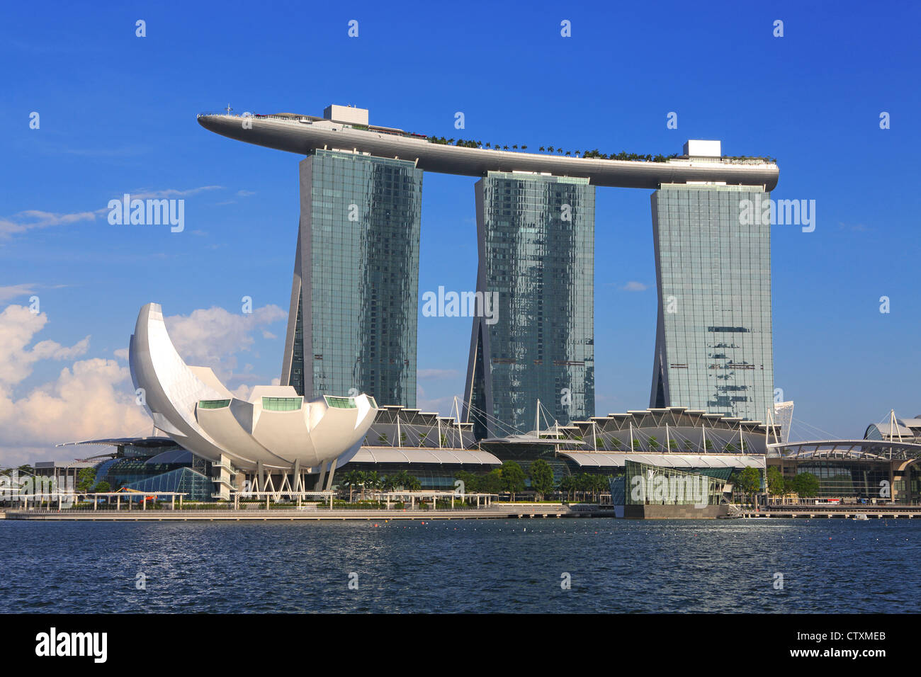 Marina Bay Sands et Skypark, luxe cinq étoiles, l'hôtel, casino et shopping complex à Marina Bay, Singapour. Banque D'Images
