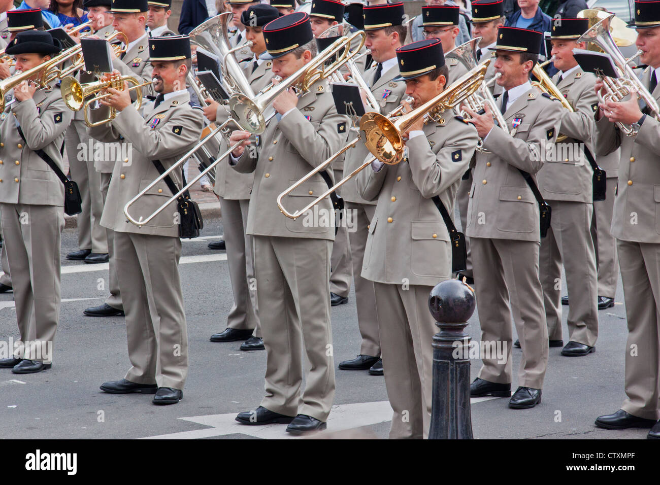 Un groupe jouant de l'armée française pendant les célébrations de la Fête Nationale à Lille Banque D'Images