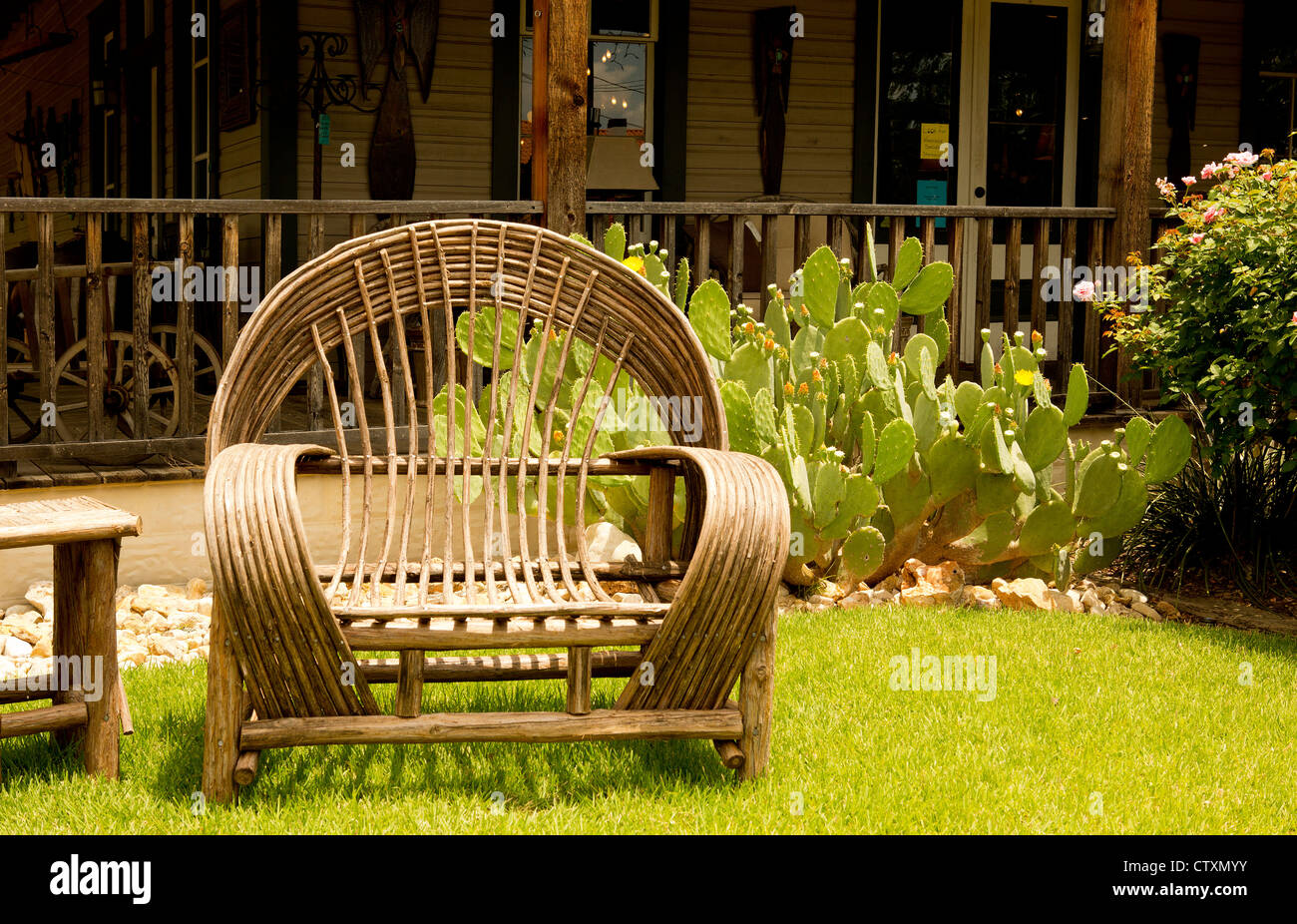 Une chaise en osier à Fredericksburg, TX Banque D'Images
