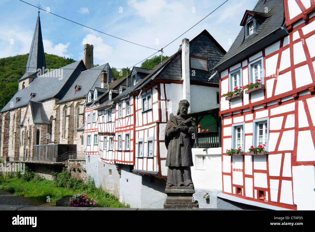 Maisons anciennes à colombages dans village historique de Monreal dans la région de l'Eifel de Rhénanie-palatinat Allemagne Banque D'Images