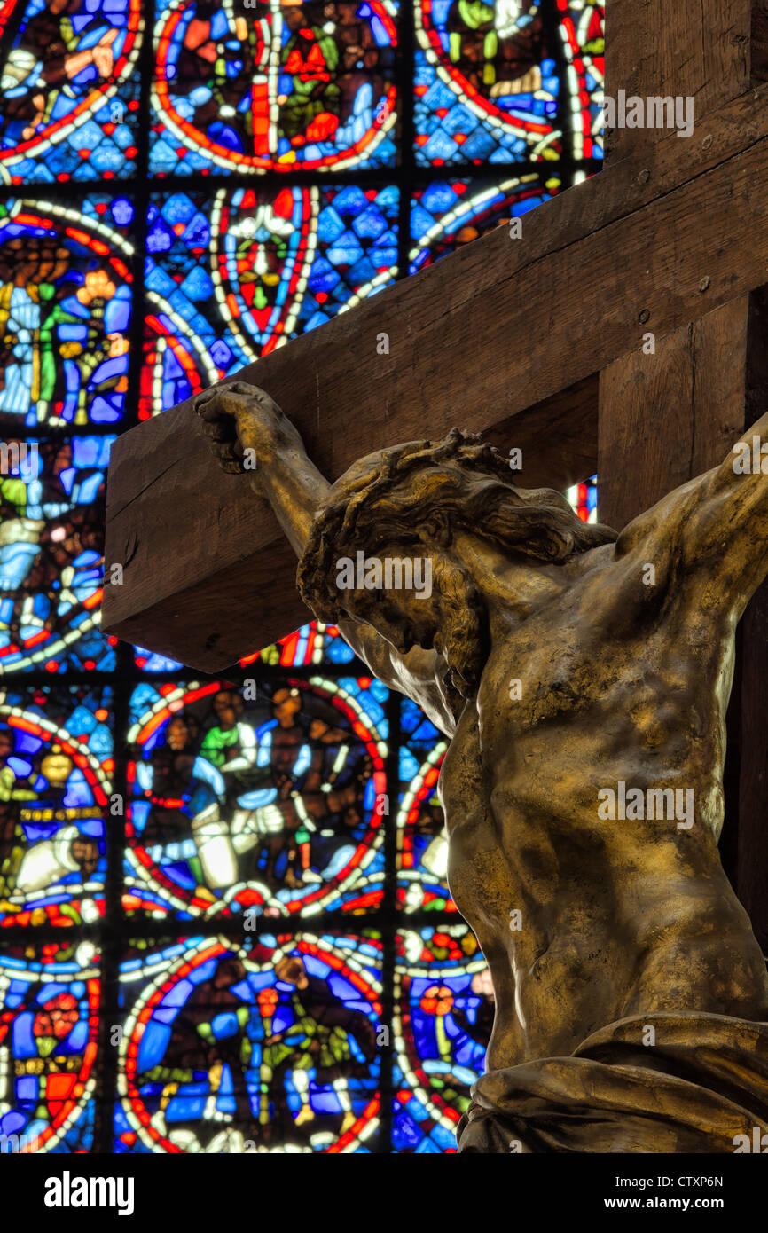 Statue de Jésus Christ sur la croix avec vitrail en arrière-plan, la Cathédrale de Rouen, Normandie, France Banque D'Images