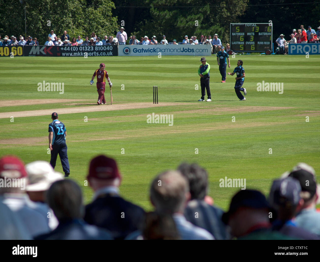 Regarder le cricket à Arundel, Sussex de l'Ouest sur une journée ensoleillée. Banque D'Images