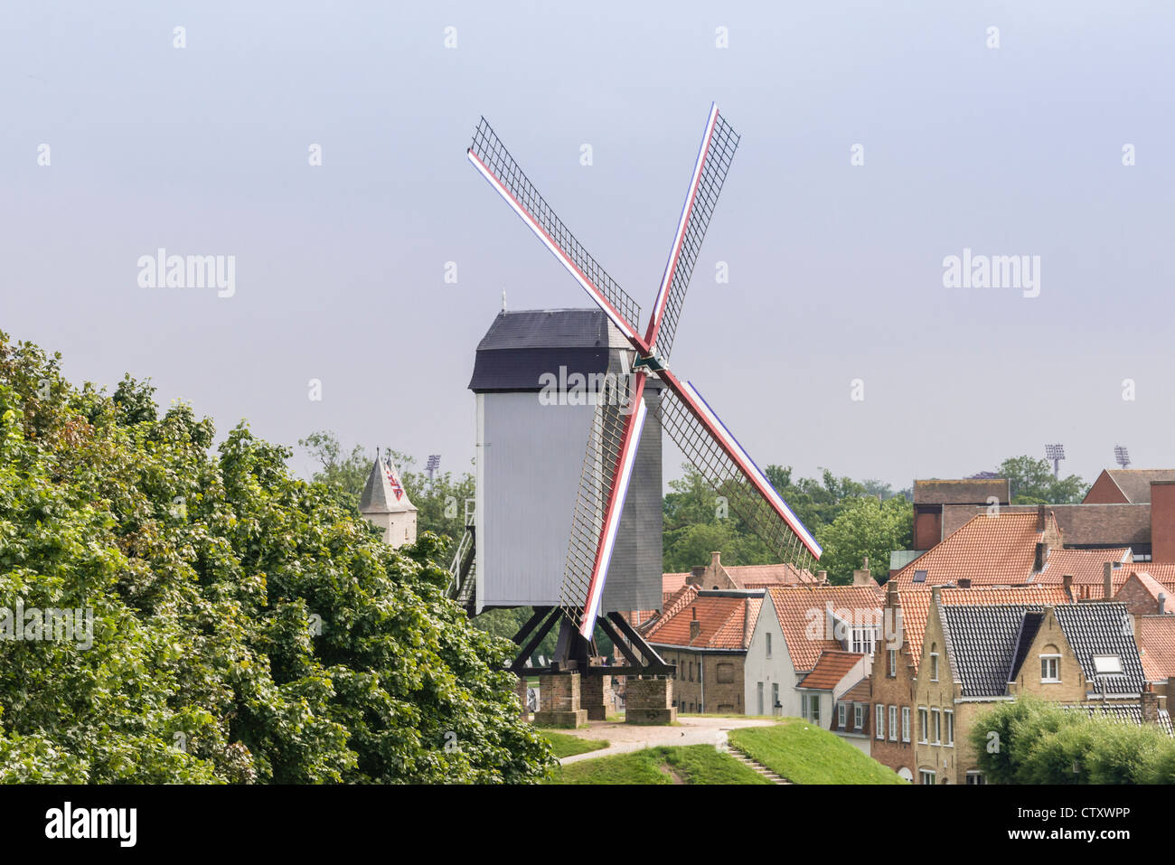 L'un des quatre moulins à vent debout sur la colline parlementaire à Brugge, Belgique Banque D'Images