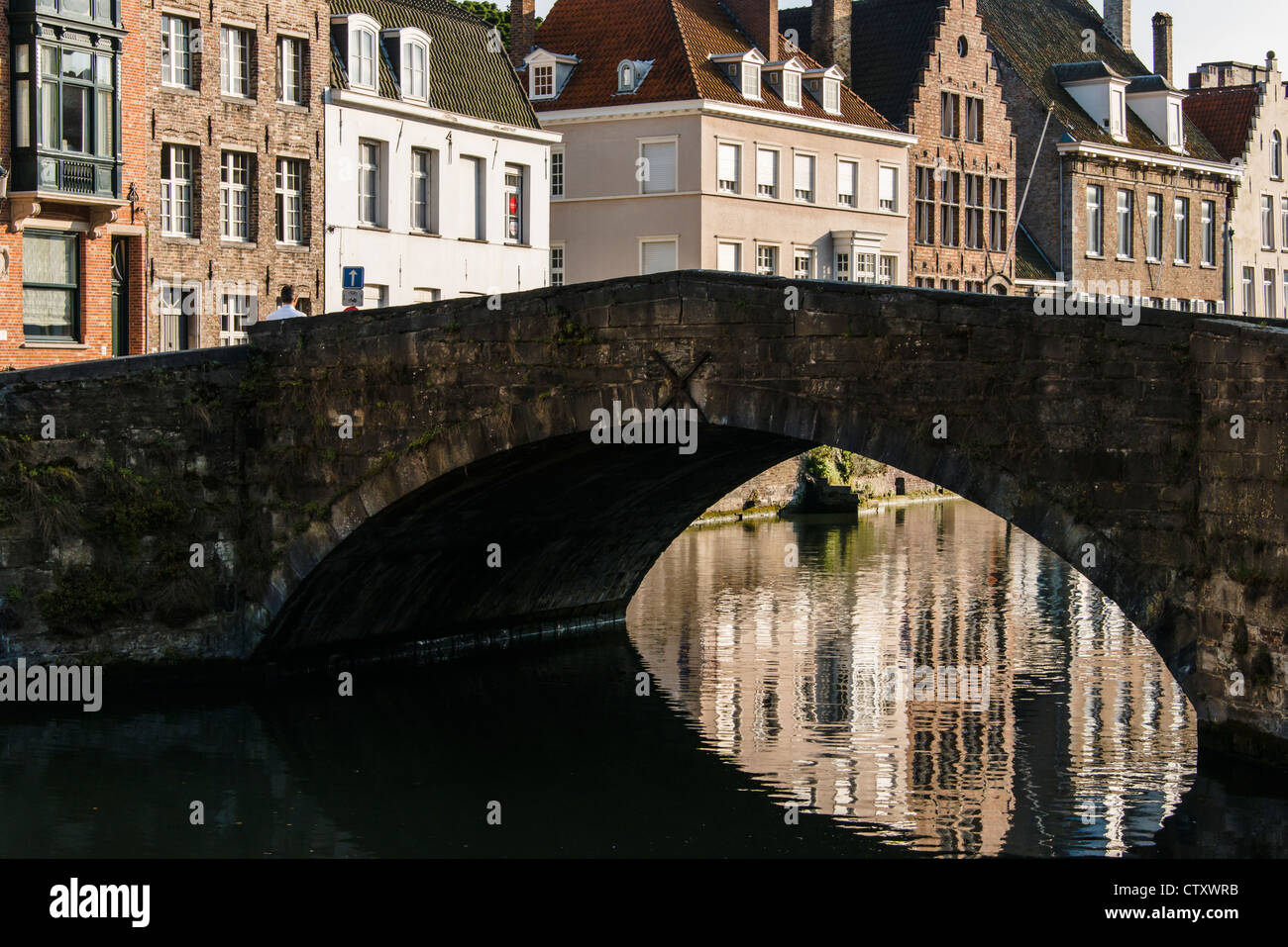 Juste après le lever du soleil Vue sur le canal de Bruges, avec bridge et bâtiments reflète dans l'eau Banque D'Images