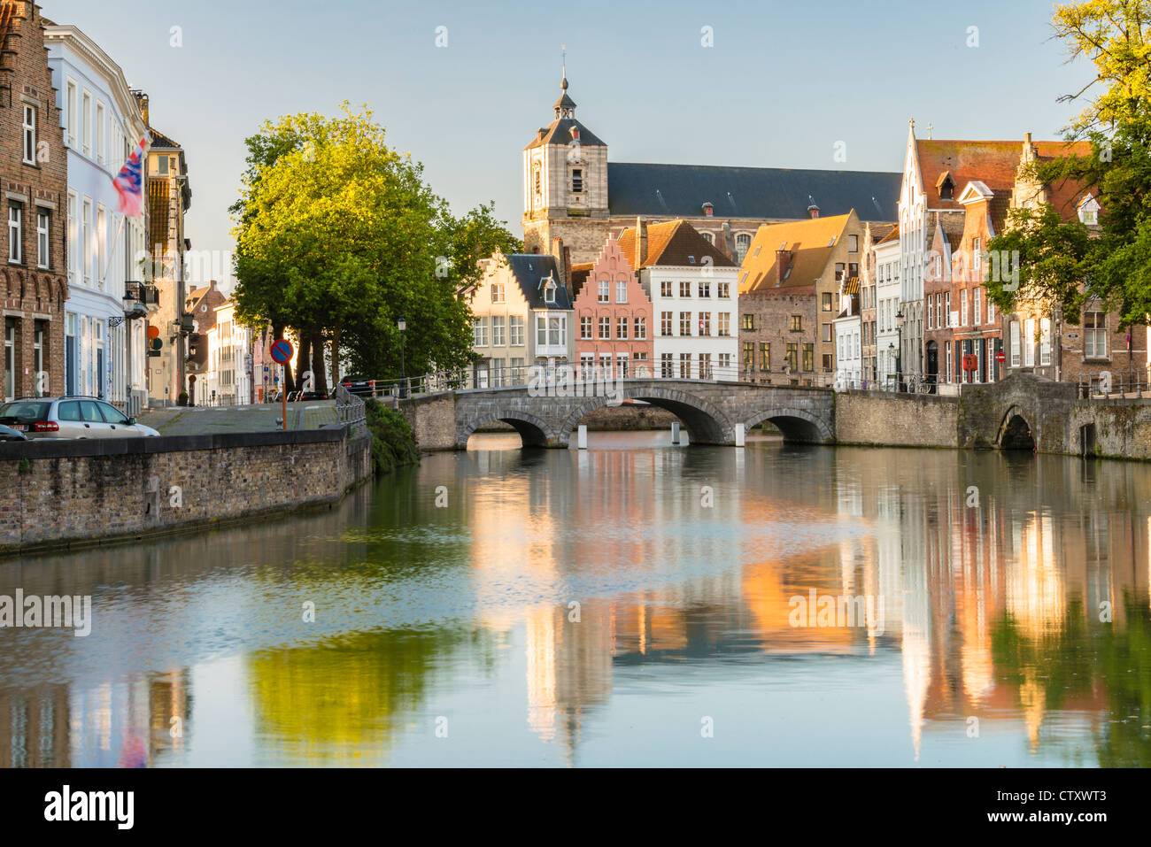 Juste après le lever du soleil Vue sur le canal de Bruges, avec bridge et bâtiments reflète dans l'eau Banque D'Images