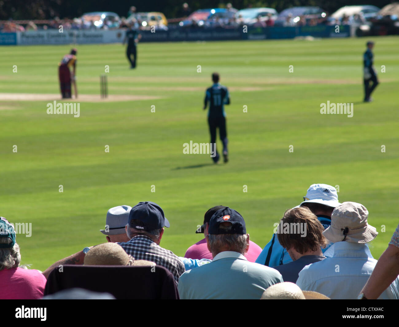 Regarder le cricket à Arundel, Sussex de l'Ouest sur une journée ensoleillée. Banque D'Images