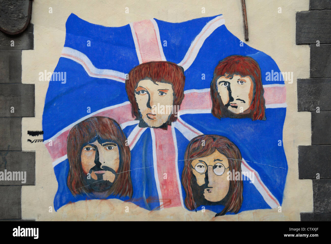 Une mosaïque à l'extérieur d'une peinture Beatles shop à Tournai, Hainaut, Belgique. Banque D'Images