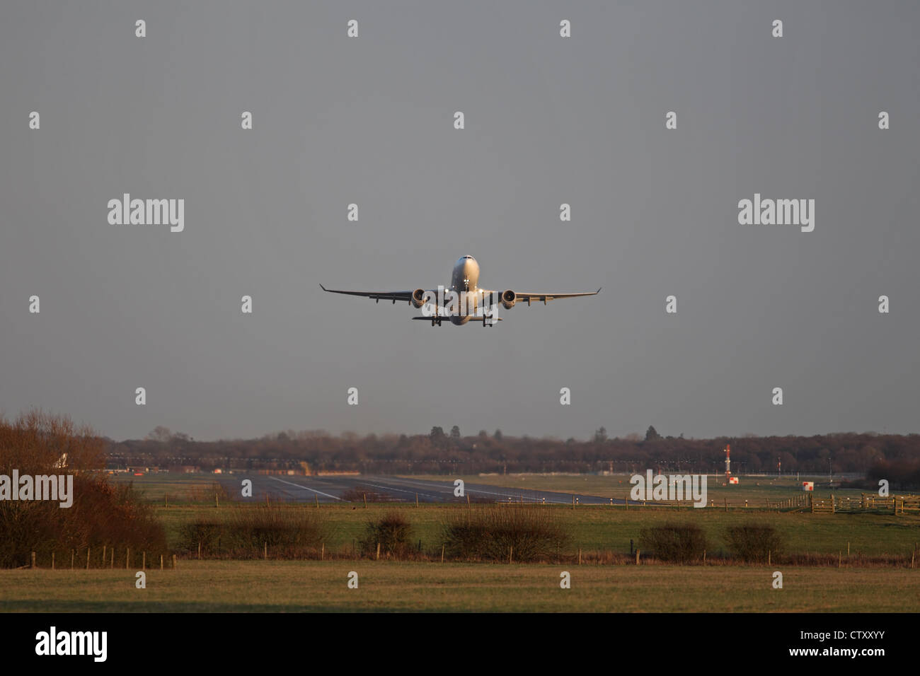 Boeing 747 au décollage de l'aéroport de Gatwick Banque D'Images