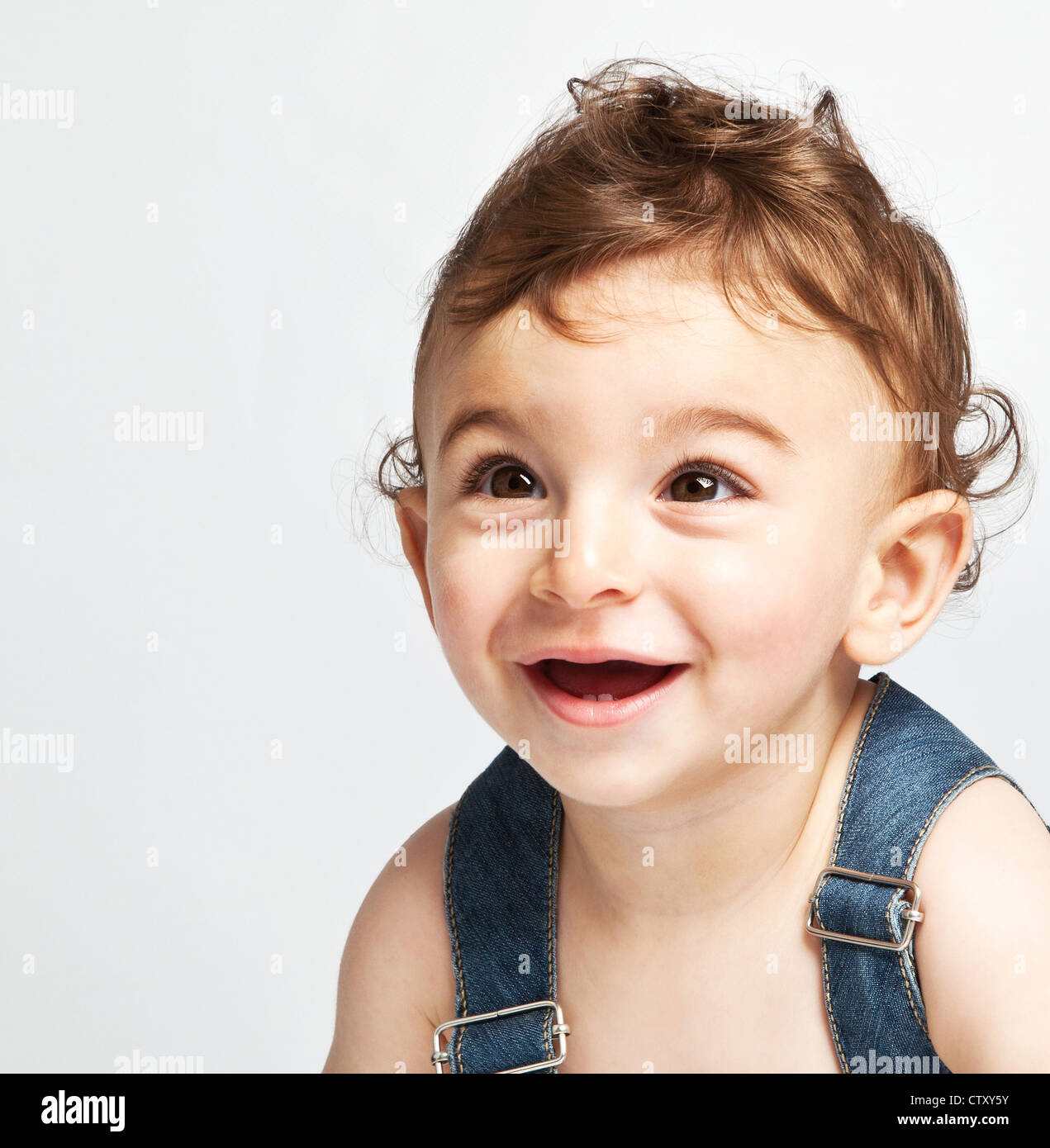 Mignon bébé garçon isolé sur fond blanc, portrait d'Adorable enfant doux,  gai beau gosse à l'intérieur rire, assez curieux Photo Stock - Alamy