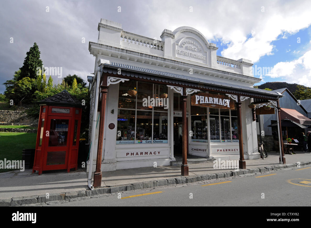 Une pharmacie dans la rue principale de Buckingham Street est la ville historique d'extraction de l'or d'Arrowtown à Otago, Nouvelle-Zélande. Arrowtown a été nommé d'après le Banque D'Images