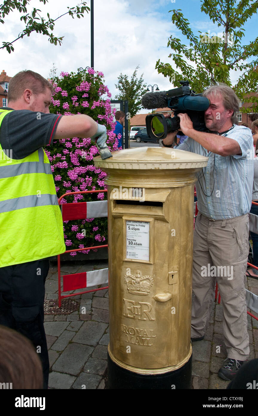 Post Box à peindre l'or à Hamble Hampshire pour célébrer Dani King gagner une médaille d'or pour le vélo dans les Jeux Olympiques de 2012 Banque D'Images