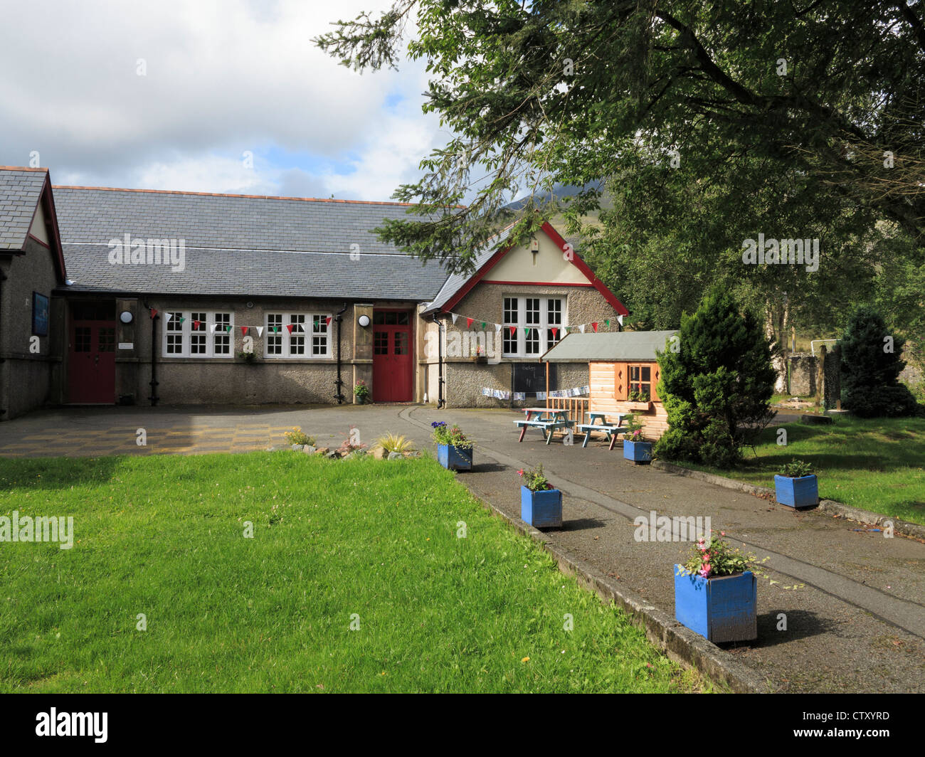 L'école primaire de Beddgelert Ysgol entrée de l'édifice et l'aire de jeux dans le village gallois de Snowdonia dans le Nord du Pays de Galles Royaume-uni Grande-bretagne Gwynedd Banque D'Images