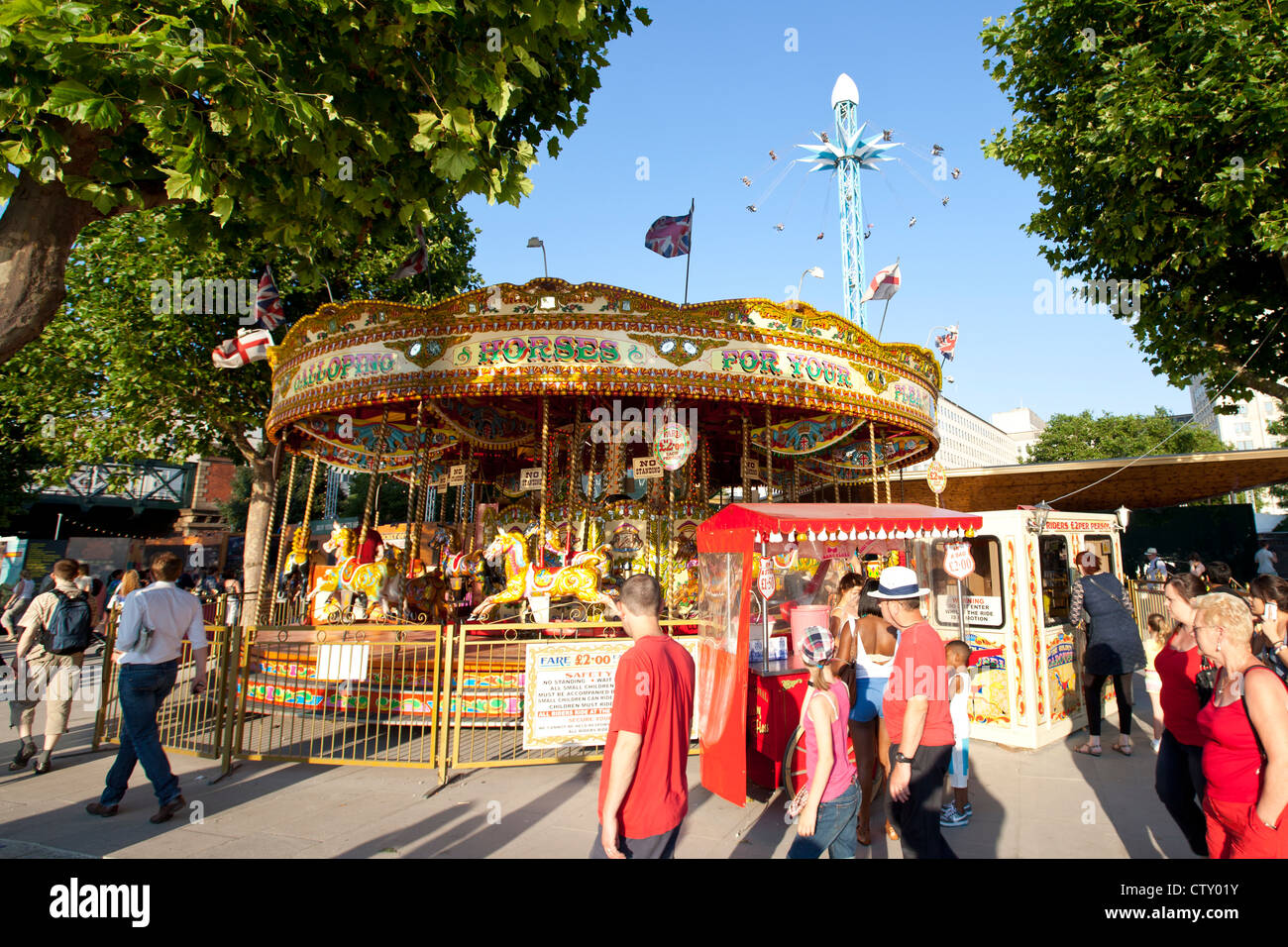 Le Président Salvatore Adamo & Carousel ride une partie de l'inestimable London Wonderground à Southbank Centre, Jubilee Gardens, London, UK. Banque D'Images