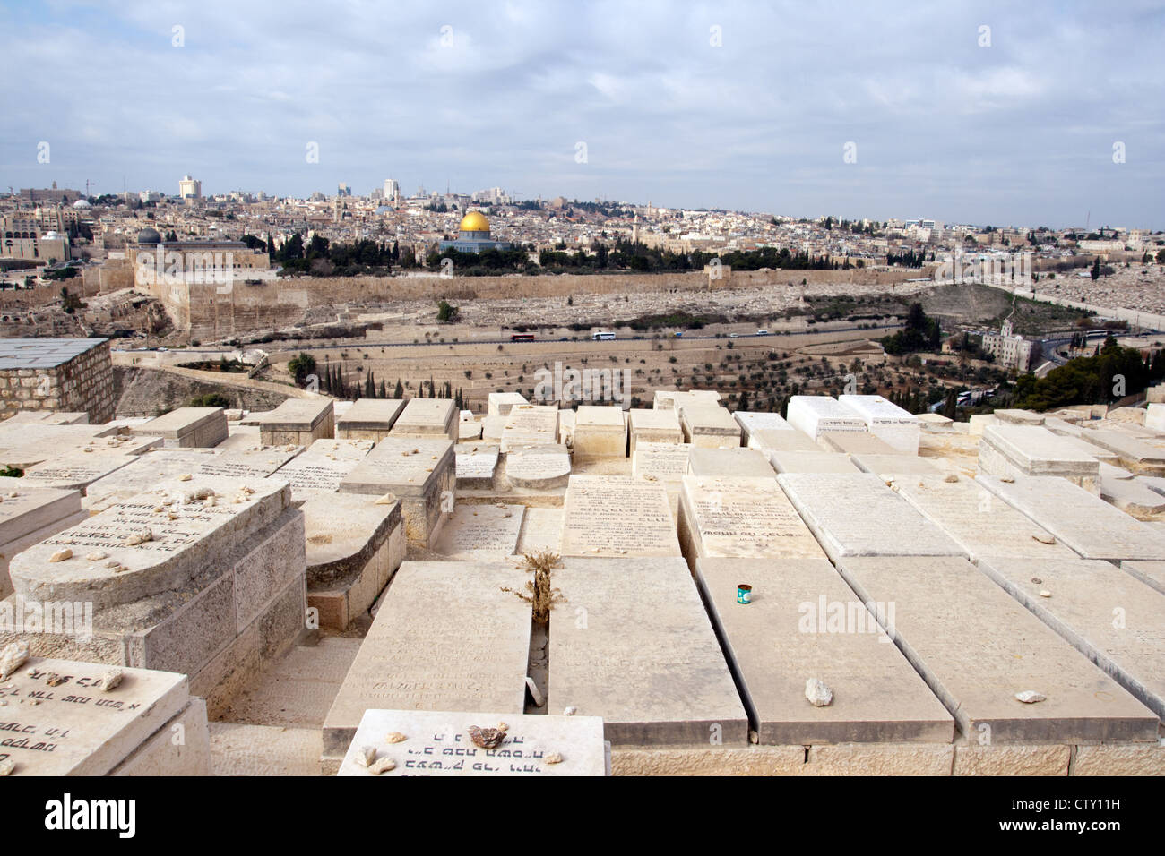 Vue sur Jérusalem et les tombes sur le Mont des Oliviers. Banque D'Images